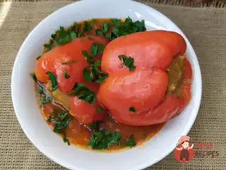 Фаршировані перці в томатному соусі