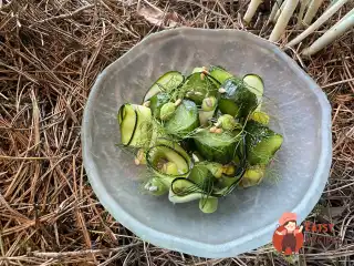 Салат з малосольних огірків та цукіні