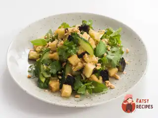 Азіатський салат з хрусткими баклажанами, кінзою та арахісом