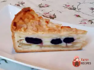Яблучний пиріг з родзинками