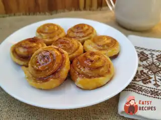 Улитки з корицею з листкового тіста