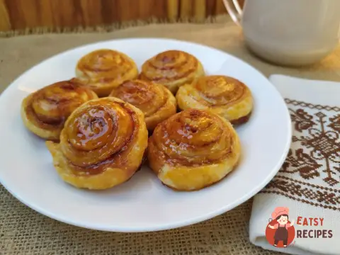 Улитки з корицею з листкового тіста