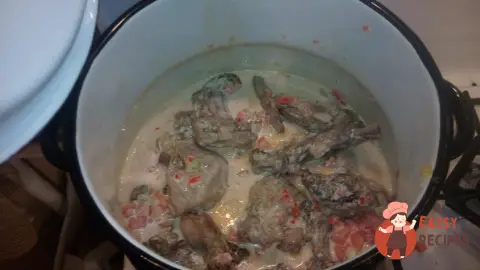 Кролик, тушкований у сметанному соусі