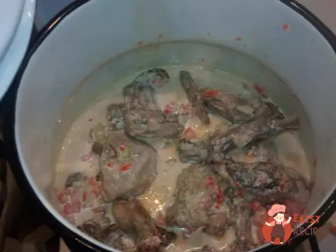Кролик, тушкований у сметанному соусі