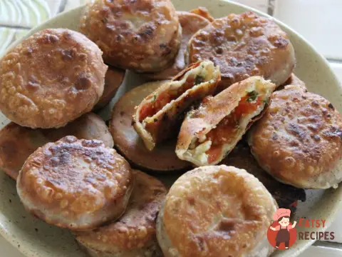 Пиріжки з помідорами, сиром та козячим сиром
