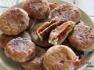 Пиріжки з помідорами, сиром та козячим сиром