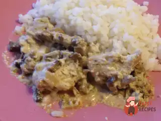 Куряче філе з печерицями у сметанному соусі