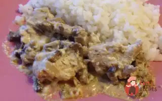 Куряче Філе З Печерицями У Сметанному Соусі