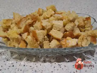 Сухарики в духовці з білого батона з кропом та часником