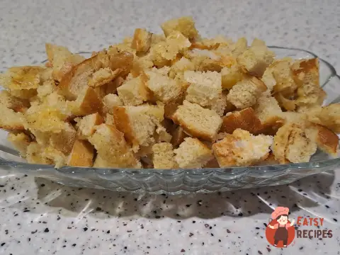 Сухарики в духовці з білого батона з кропом та часником