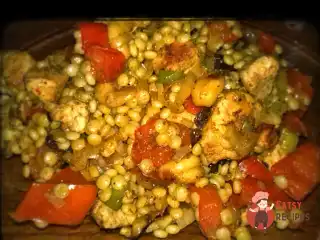 Кускус з овочами, кешью та куркою