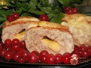 Котлетки з індички, фаршировані сиром, під шубкою