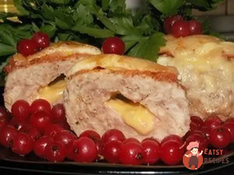Котлетки з індички, фаршировані сиром, під шубкою