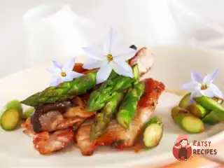 Салат зі свинини, спаржі та грибів з винним соусом