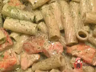 Паста з лососем у вершковому соусі з песто