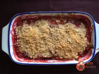 Безглютеновий крамбл зі сливи з ревенем