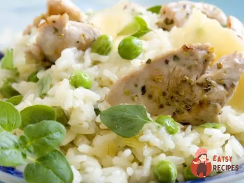 Салат із курчати з рисом, зеленим горошком та солодким перцем.