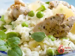 Салат із курчати з рисом, зеленим горошком та солодким перцем.