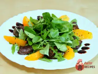 Теплий салат з курячої печінки з апельсином