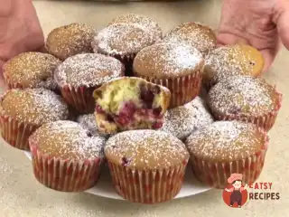 Повітряні кекси зі смородиною