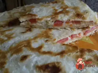 Пиріг з лаваша з яйцями, помідором та ковбасою