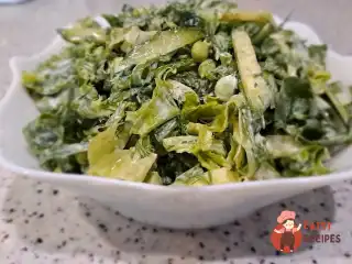 Вітамінний салат із зеленим горошком, огірками та зеленню зі сметаною