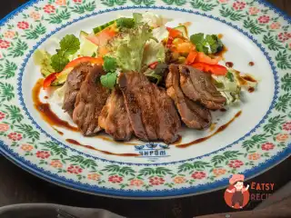 Качина грудка з листям салату та овочами