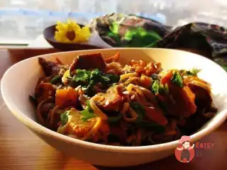 Гречана локшина з гарбузом, лисичками та куркою