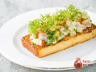 Сендвіч з жовтохвостом та копченим вугром