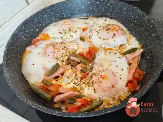 Яєчня з помідорами та стручковою квасолею