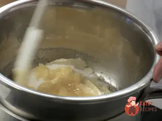 Крок 1: Класичний медовик із чорносливом