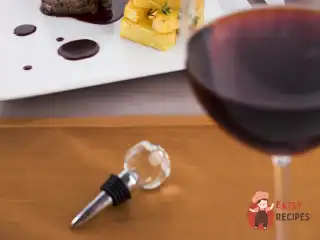 Філе міньйон з соусом борделез і картоплею конфі