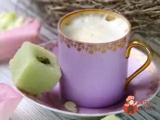 Різдвяний пунш з імбирним елем, хересом, молоком та бренді