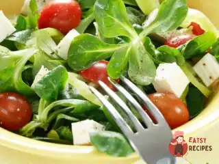 Літній салат з фетою та маслинами