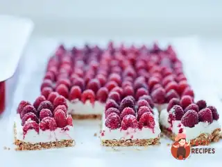 Десерт із маскарпоне з малиною