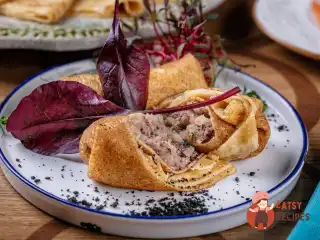 Млинці з яловичим фаршем та сметаною