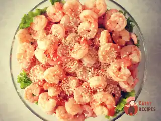 Салат з креветками та кунжутом