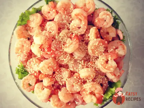Салат з креветками та кунжутом