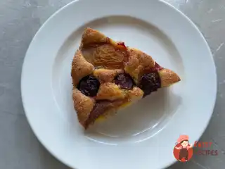 Пиріг зі сливою та персиками