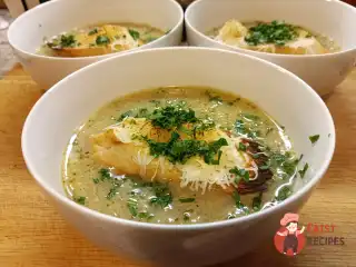 Цибулевий суп із грінками та сиром