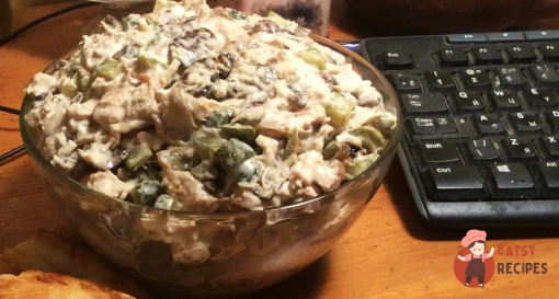 Салат з куркою, грибами та маринованими огірками