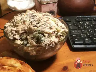 Салат з куркою, грибами та маринованими огірками