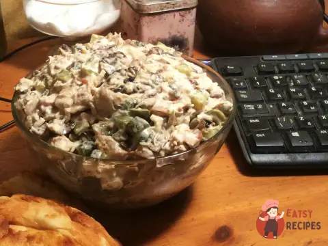 Салат з куркою, грибами та маринованими огірками
