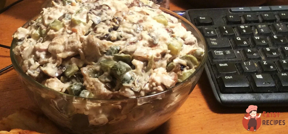 Салат з куркою, грибами та маринованими огірками