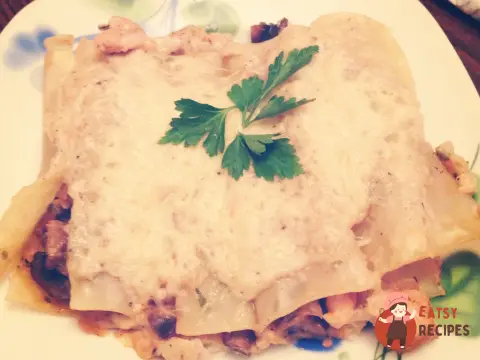 Каннеллоні, фаршировані куркою та грибами під соусом бешамель