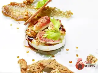 Теплий сир камамбер із соусом унаги