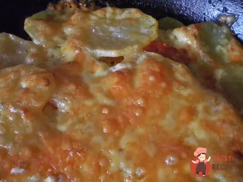 Картопля, запечена з курячим філе та помідорами під сиром