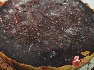 Шоколадний тарт з вишнею