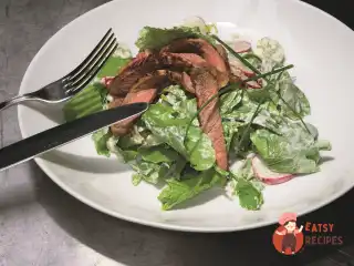 Качка з редисом та соусом з йогурту
