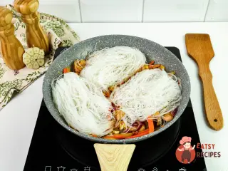 Крок 10: Тепла фунчоза з куркою та овочами